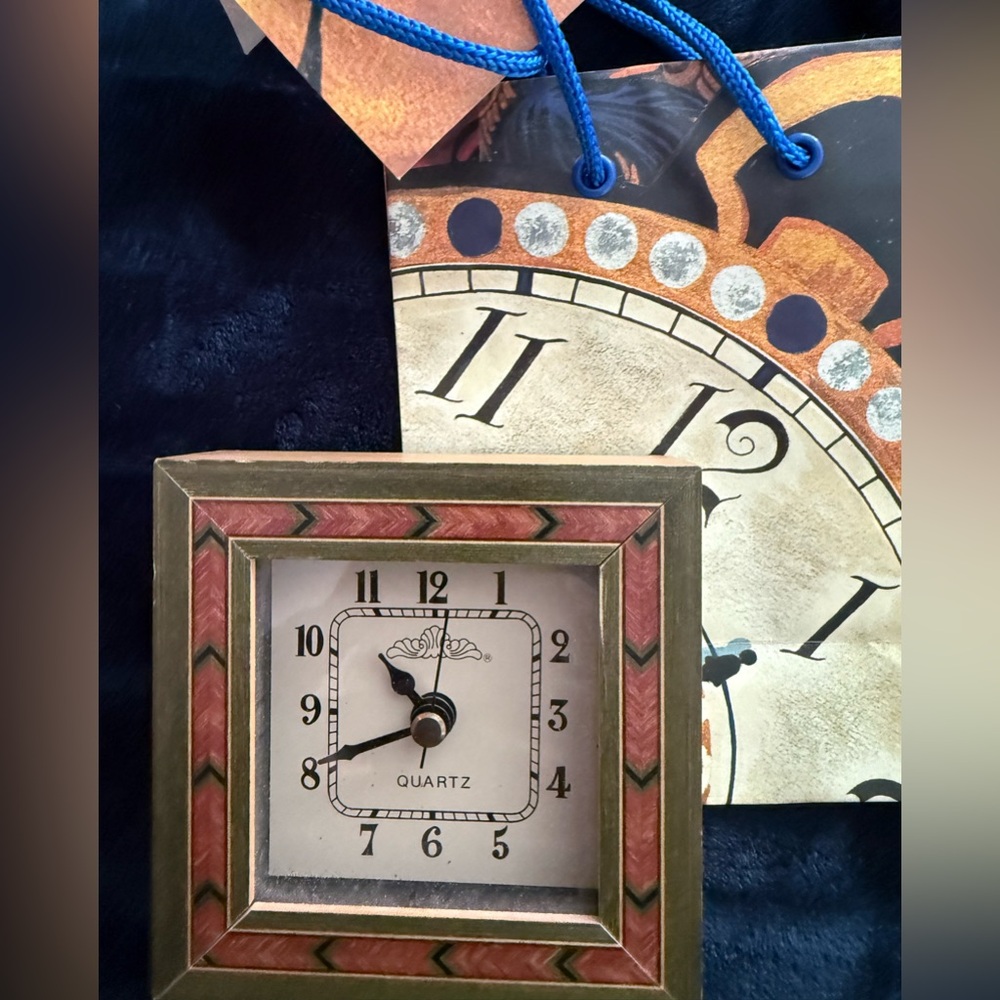 Elegant Gold and Brown Quartz Desk Clock